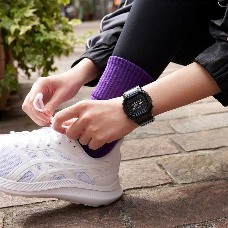 カシオ ジーショック 腕時計 ジースクワッド ソーラー USB充電 Bluetooth メンズ 国内正規品 DW-H5600-1A2JR 木製時計スタンド付