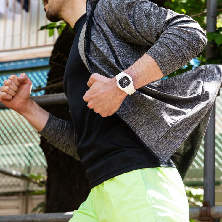 カシオ ジーショック 腕時計 ジースクワッド ソーラー USB充電 Bluetooth ホワイト メンズ 国内正規品 DW-H5600-7JR 木製時計スタンド付