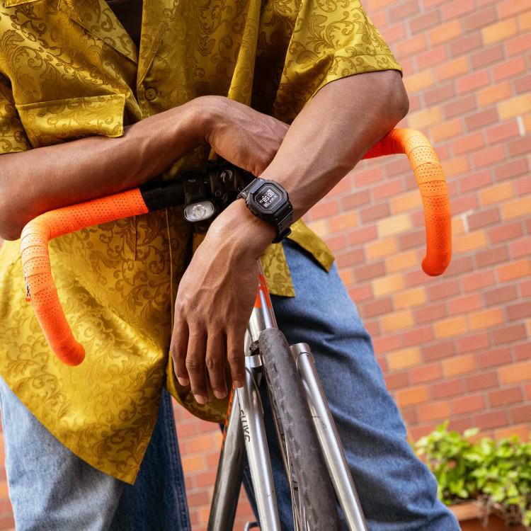 選べる特典付 カシオ ジーショック 腕時計 ジースクワッド ソーラー USB充電 Bluetooth メンズ 国内正規品 DW-H5600-1A2JR 木製時計スタンド付