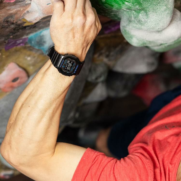 選べる特典付 カシオ ジーショック 腕時計 ジースクワッド ソーラー USB充電 Bluetooth メンズ 国内正規品 DW-H5600-1A2JR 木製時計スタンド付